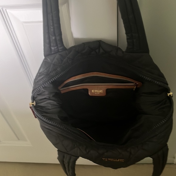 CRoss body strap and dust bag included. - Picture 4 of 6